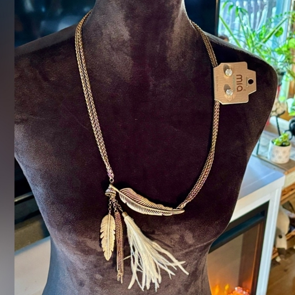 NWT Mia Inspirations Feather Necklace And Earring Set